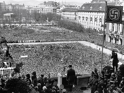 © AP Adolf Hitler vor Menschenmassen am Wiener Heldenplatz