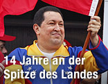 Hugo Chavez schwenkt eine Fahne
