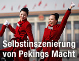 Junge Frauen springen für ein Foto am Tiananmen Platz