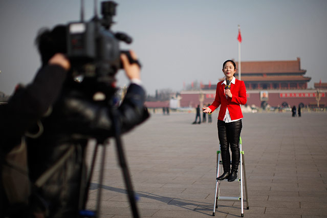 Eine Reporterin am Tiananmen Platz