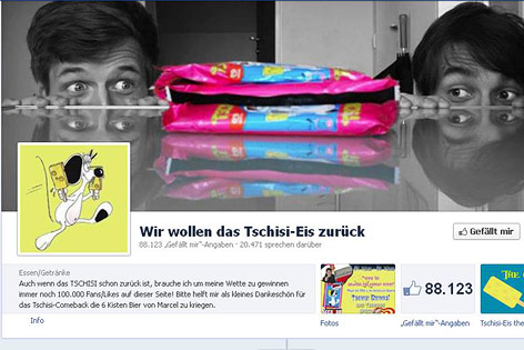 © Facebook / Screenshot Zwei Männer starren auf ein Tschisi-Eis