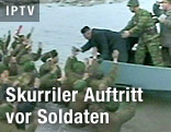 Kim Jong Un schüttelt auf einem Boot im Wasser stehenden Soldaten die Hand
