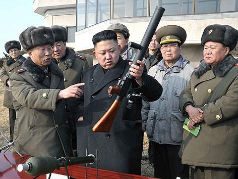 © APA/EPA/KCNA Nordkoreanischer Staatschef Kim Jong Un begutachtet Waffen