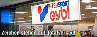 Eingang einer Sport-Eybl-Geschäftsstelle