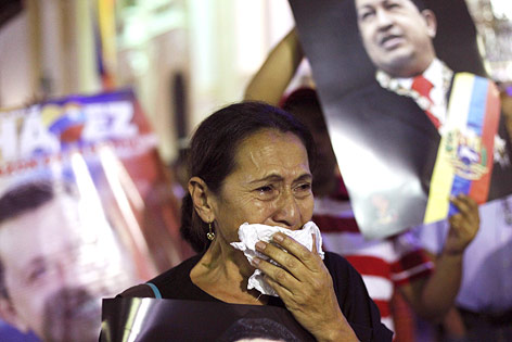 © APA/EPA/David Fernandez Frau mit Taschentuch in der Hand trauert