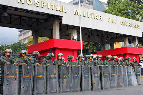 © Reuters/Carlos Garcia Rawlins Truppen stehen vor einem Krankenhaus