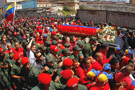 © Reuters/Carlos Garcia Rawlins Anhänger von Hugo Chavez neben dem Sarg des Verstorbenen