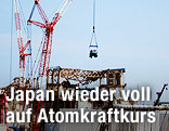 Kran und Baustelle des AKW Fukushima