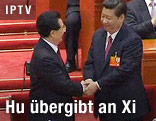 Hu Jintao reicht Xi Jingping die Hand