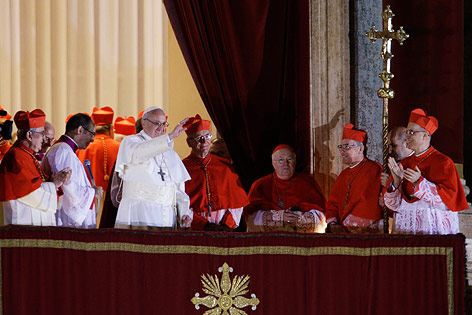 Papst Franziskus I. winkt vom Balkon aus