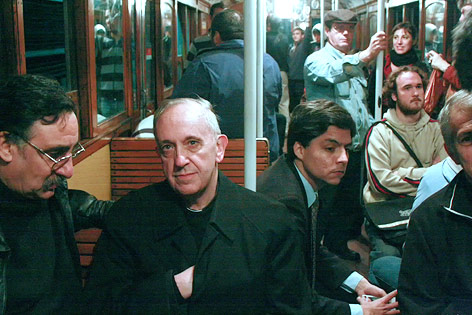 © APA/AP/Pablo Leguizamon Jorge Mario Bergoglio sitzt in einer U-Bahn in Buenos Aires