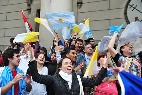 © APA/EPA/Enrique Garcia Medina Katholiken mit Vatikan- und Argentinien-Fahnen jubeln in Buenos Aires