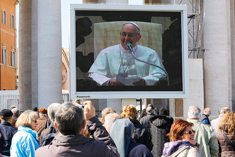 © Reuters/Stefano Rellandini Papst Franziskus auf einer Video-Wall