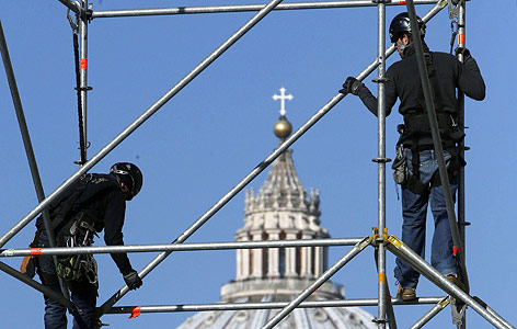 © APA/EPA/Juan Carlos Hidalgo Arbeiter auf Gerüst