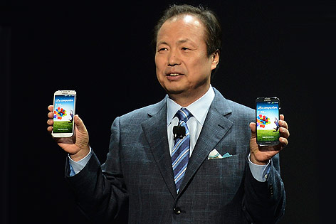 © APA/EPA/Andrew Gombert Samsung-Chef JK Shin