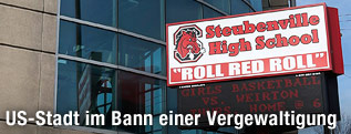 Schild mit der Aufschrift "Steubenville High School"