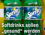 Softdrinkflaschen im Supermarktregal