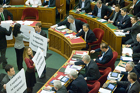 © APA/EPA/Szilard Koszticsak Oppositionelle zeigen Tafeln im ungarischen Parlament
