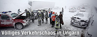 Schneechaos und Stau auf ungarischer Autobahn