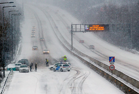 © Reuters/Laszlo Balogh Polizei sperrt schneebedeckte Autobahn in Ungarn