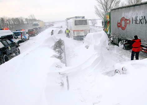 © Reuters/Laszlo Balogh Eingeschneite Autos und LKWs auf einer Autobahn