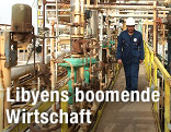 Arbeiter in einer Erdölraffinerie