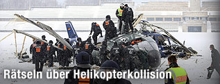 Hubschrauber-Wracks und Rettungsmannschaft