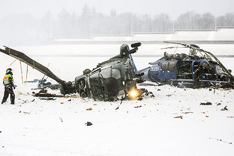 Hubschrauber-Wracks und Rettungsmannschaft