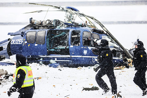 Hubschrauber-Wracks und Rettungsmannschaft