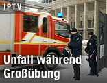 Feuerwehrauto und Polizisten