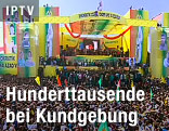 Tausende Menschen bei einer Kundgebung