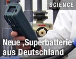 Mann hält neuen Akku