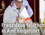 Papst Franzsikus erhält die Papst-Insignien