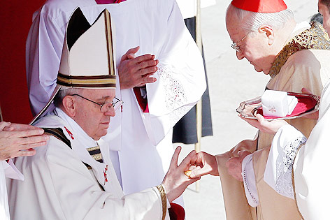 © Reuters/Stefano Rellandini Papst Franziskus bekommt seinen Ring angesteckt