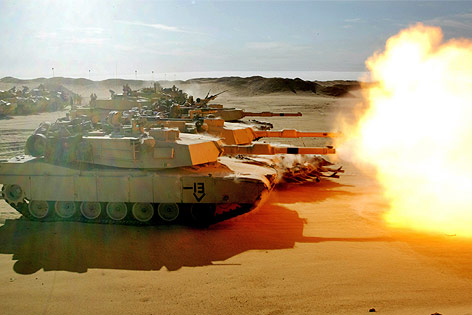 © Reuters/Peter Andrews Schießende Panzerdivision der US-Armee