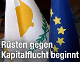 Fahnen von Zypern und der EU
