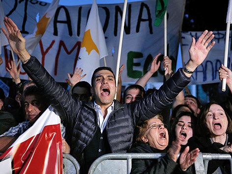 Demonstranten vor dem Parlament in Nikosia