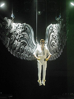© APA/Herbert Pfarrhofer Justin Bieber hängt mit Engelsflügeln in der Wiener Stadthalle