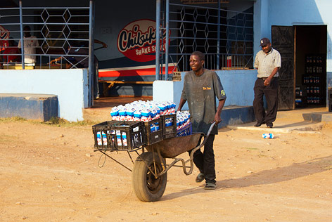 © Sabmiller Arbeiter in der Chibuku-Brauerei in Sambia
