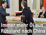 Rosneft-Chef Igor Sechin gibt einem Vertreter der chinesischen Delegation die Hand