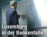 Geschäftsmann öffnet Banken-Schließfach