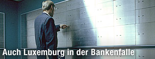 Geschäftsmann öffnet Banken-Schließfach