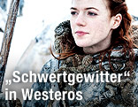 Sophie Turner als Sansa Stark mit Schwert