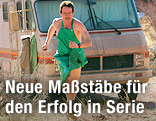 Bryan Cranston läuft in der Serie "Breaking Bad" nur mit einer Schürze bekleidet vor einem Wohnmobil