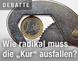 Euro-Münze in der Zange