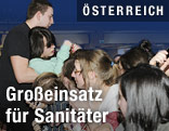 Mädchen von von Sicherheitskräften aus dem Publikum gezogen