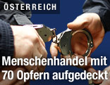 Mann werden Handschellen angelegt