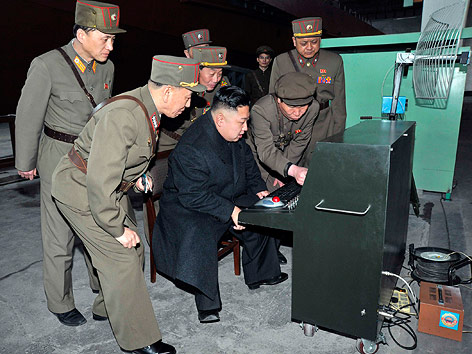 © Reuters/KCNA Nordkoreas Staatschef Kim Jong Un beobachtet mit Militärchefs ein Manöver auf dem Computer