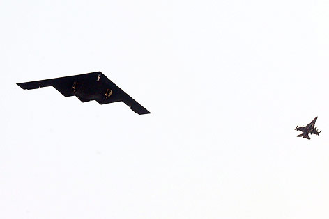 © APA/EPA/YONHAP Ein US-Tarnkappenbomber vom Typ B-2 überfliegt die südkoreanische Hafenstadt Pyeongtaek