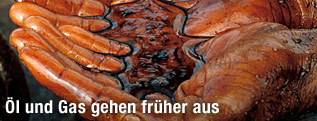 Ölverschmierte Hände